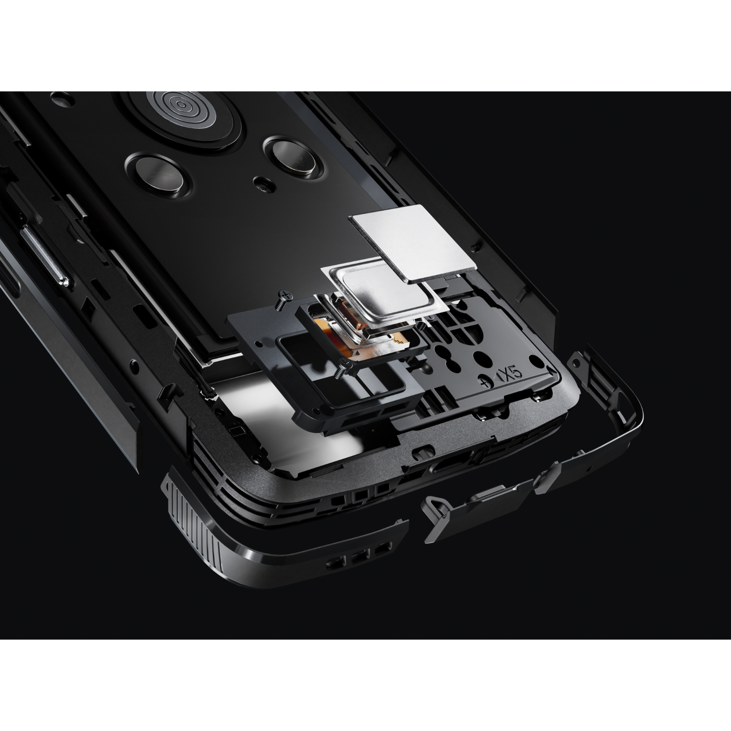 Opgesplitste telefoon met interne componenten. Zwart frame, camera en printplaten zichtbaar tegen een zwarte achtergrond.