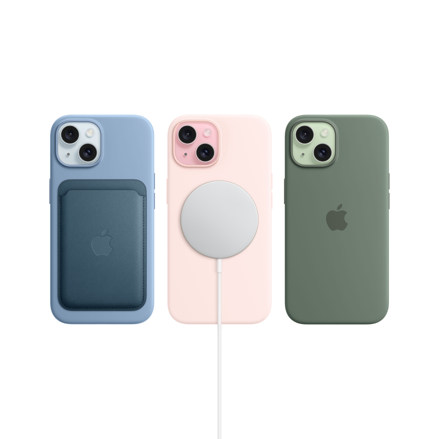 Drie iPhone-hoesjes in blauw, roze en groen. Elk heeft een MagSafe-accessoire bevestigd. Witte achtergrond.