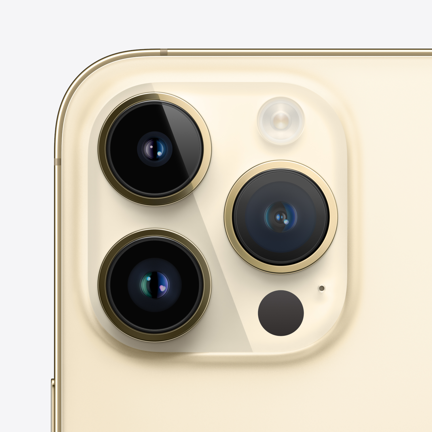Close-up van de achterkant van een gouden smartphone met drie grote cameralenzen, flitser en sensoren.