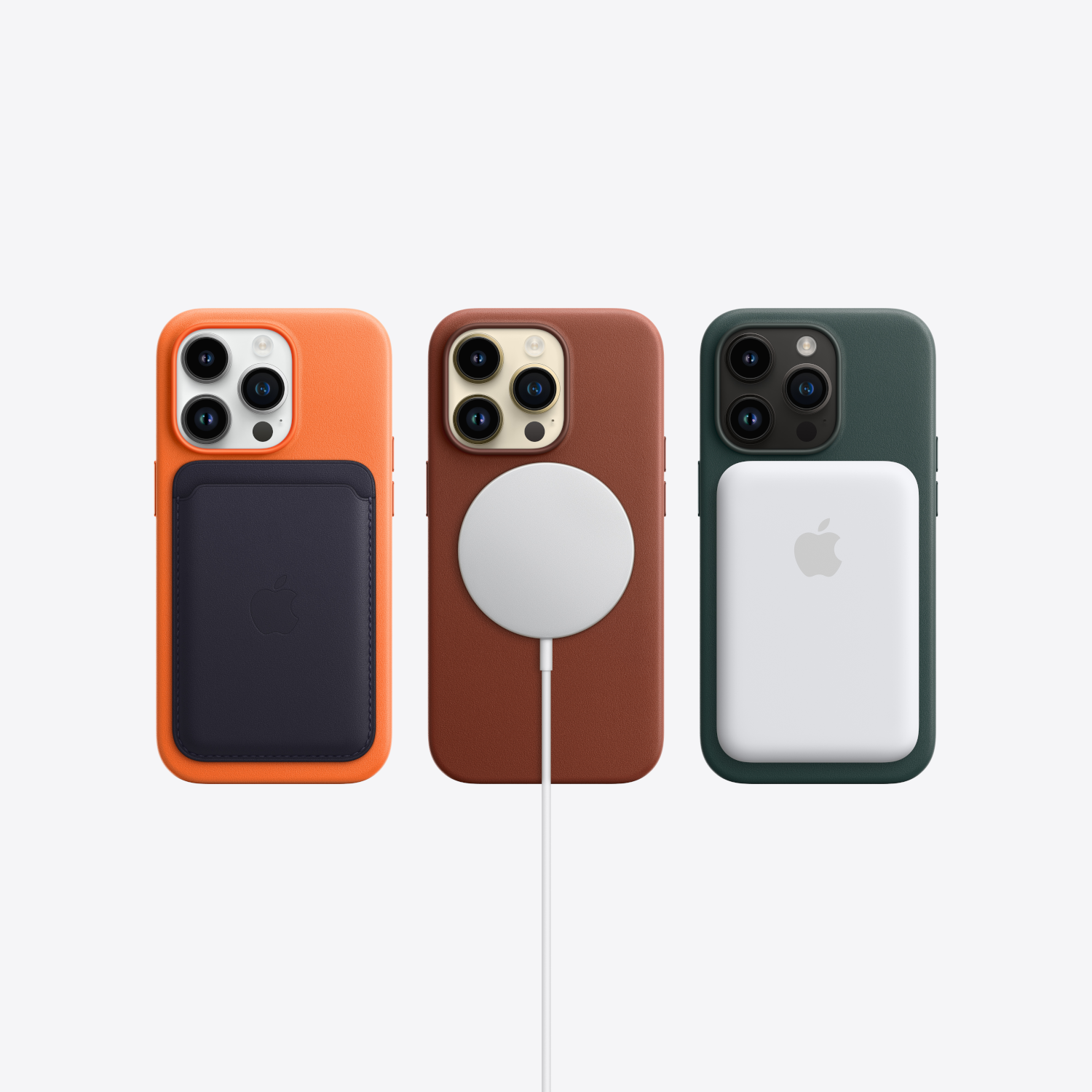 Drie iPhones met verschillende gekleurde leren hoesjes en MagSafe-accessoires.