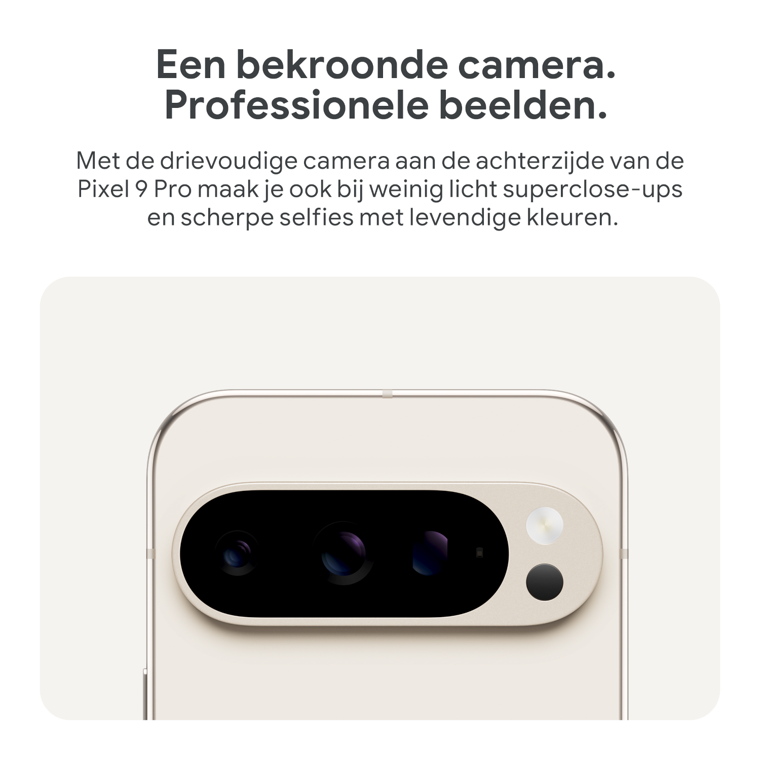 Close-up van de camera-array van een telefoon. De telefoon is wit met een crèmekleurige camerabult.