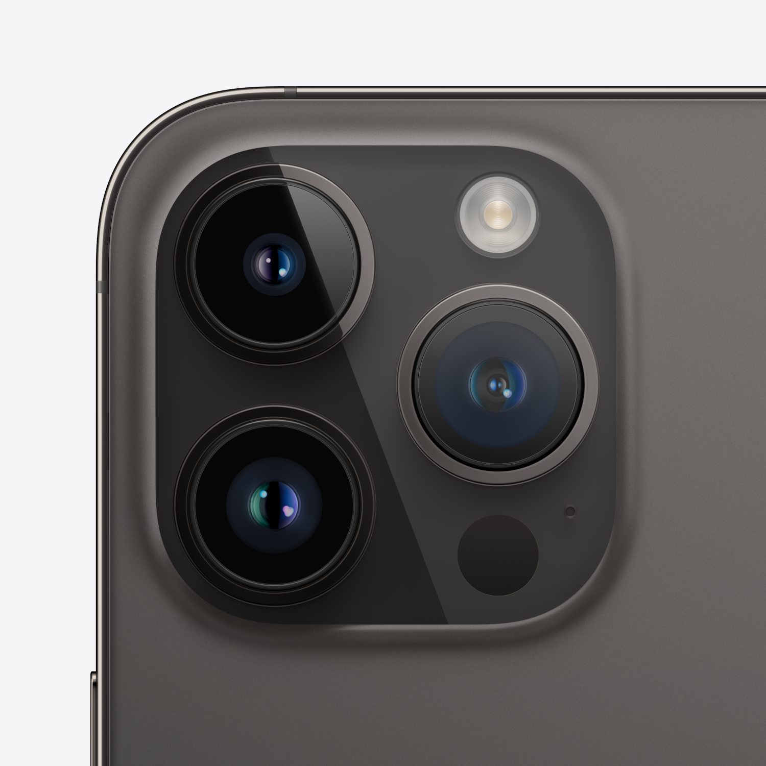 Close-up van de grijze smartphone-achterkant met drie cameralenzen, flitser en sensor tegen een witte achtergrond.