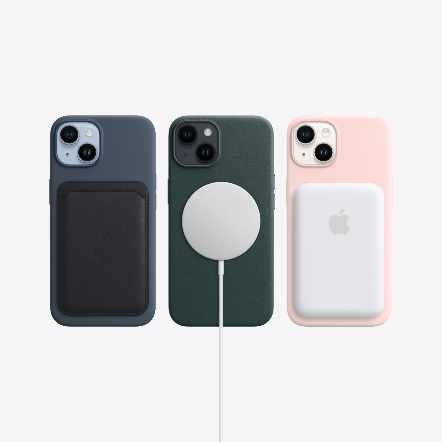 Drie iPhones met verschillende hoesjes: blauw met kaarthouder, groen met oplader en roze.