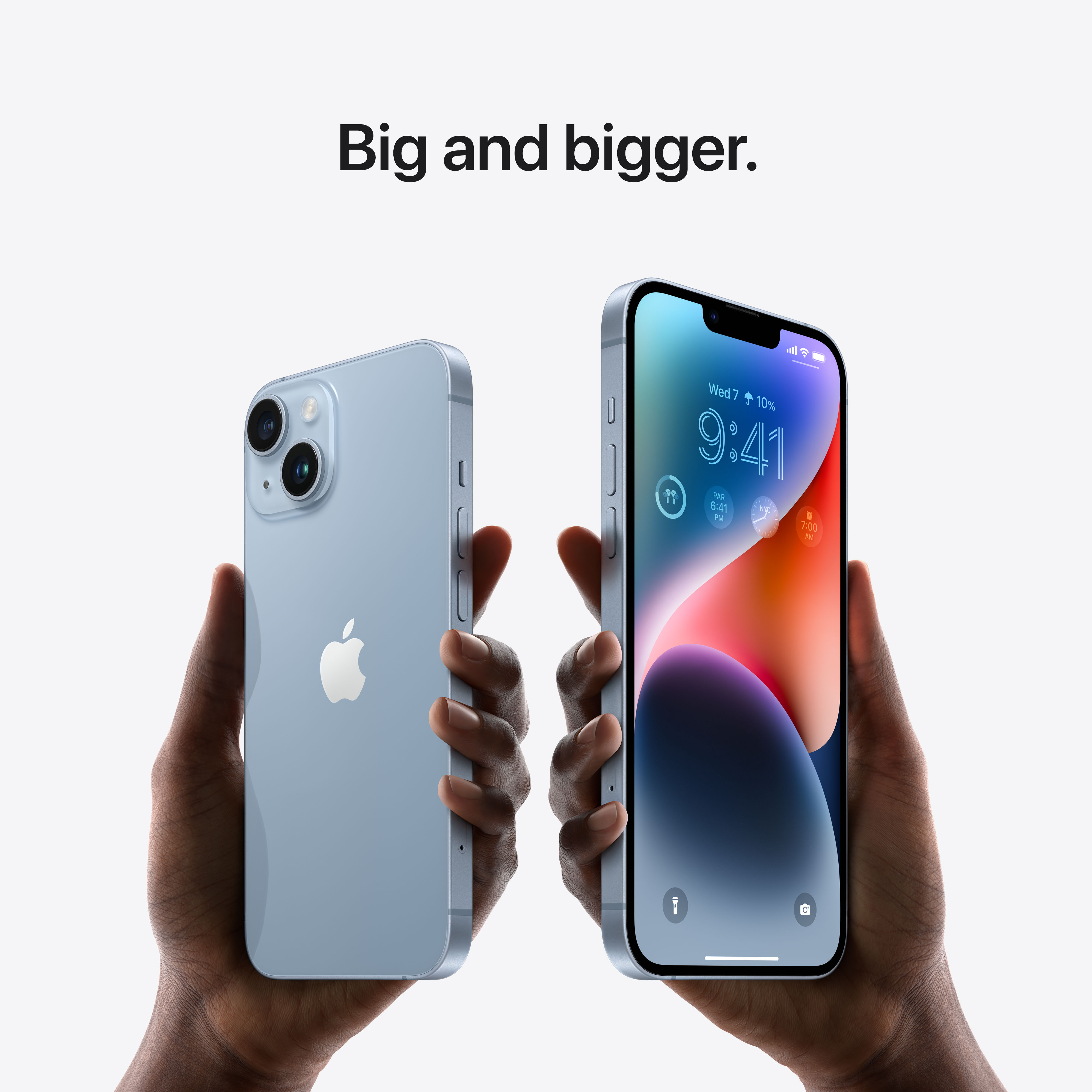 Twee telefoons in handen. Eén is aan en toont de tijd. Tekst: 'Big and bigger'.