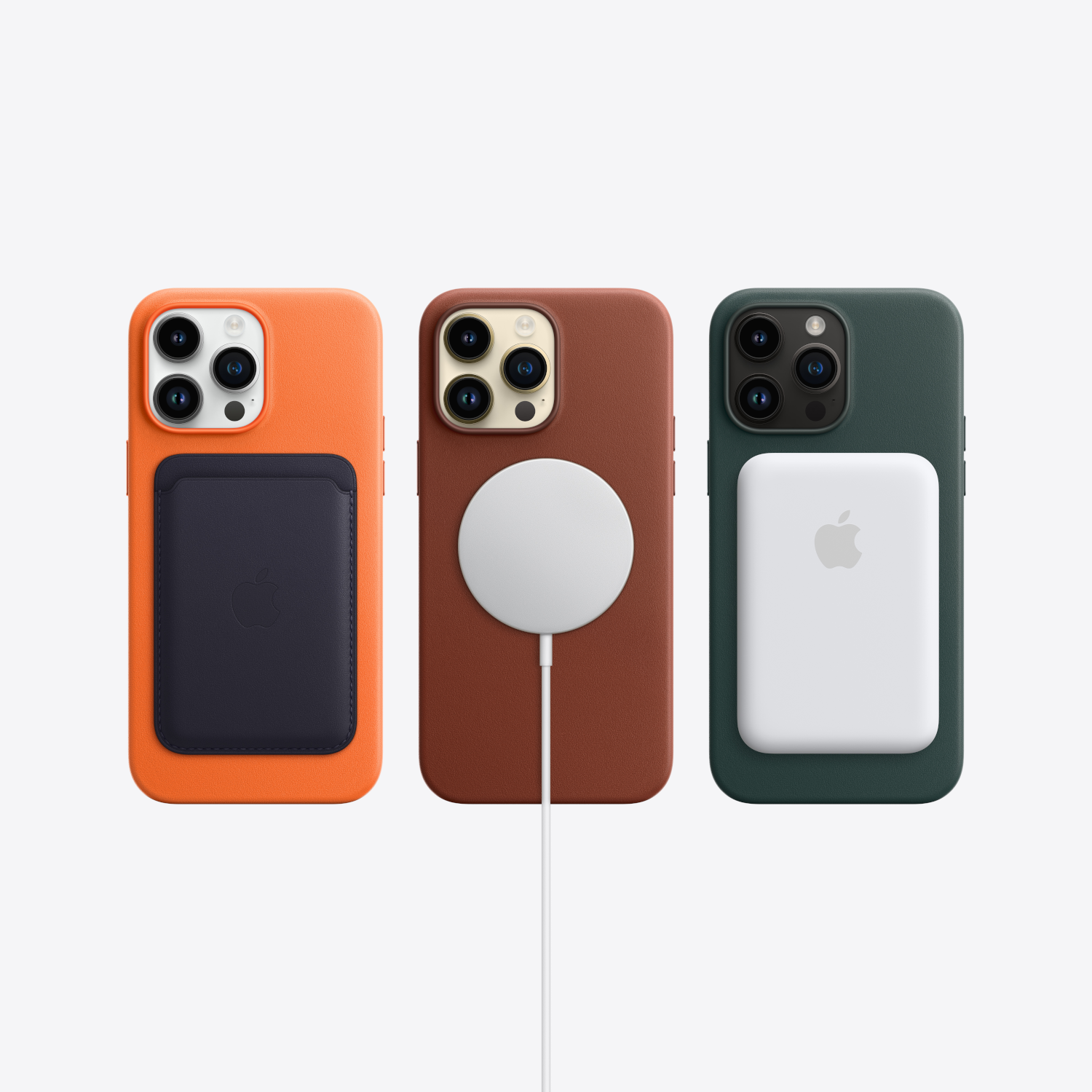 Drie smartphones in kleurachtige leren hoesjes met MagSafe-accessoires tegen een witte achtergrond.
