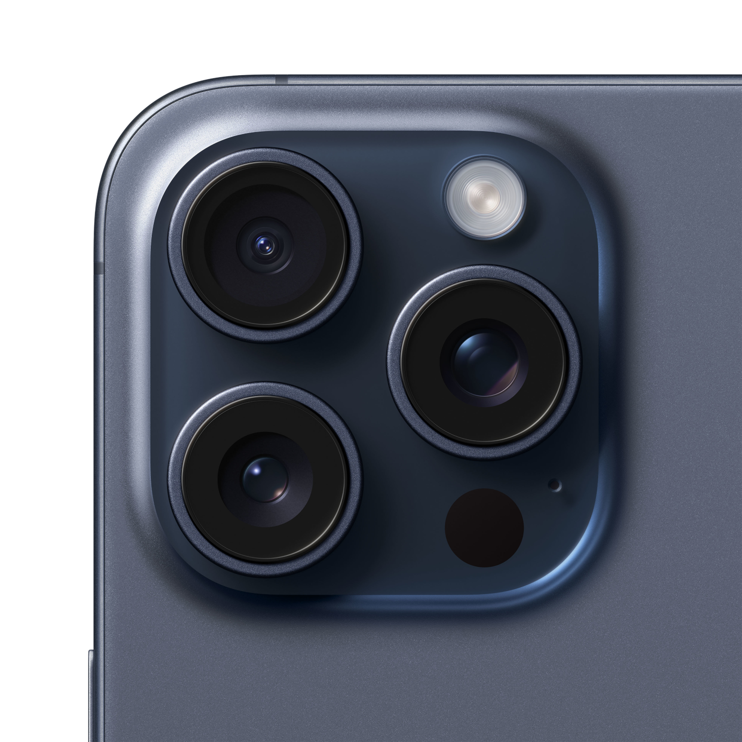Close-up van de camera-array van een telefoon, met drie lenzen en een flitser.