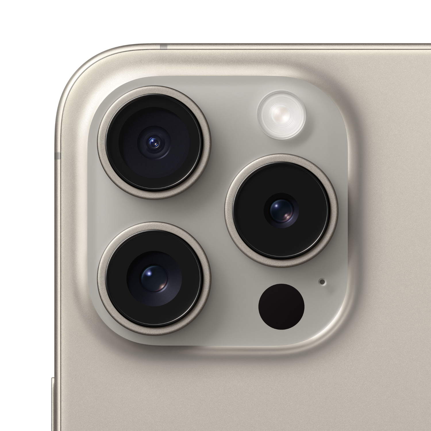Close-up van een telefoon cameramodule met drie lenzen en een flitser.