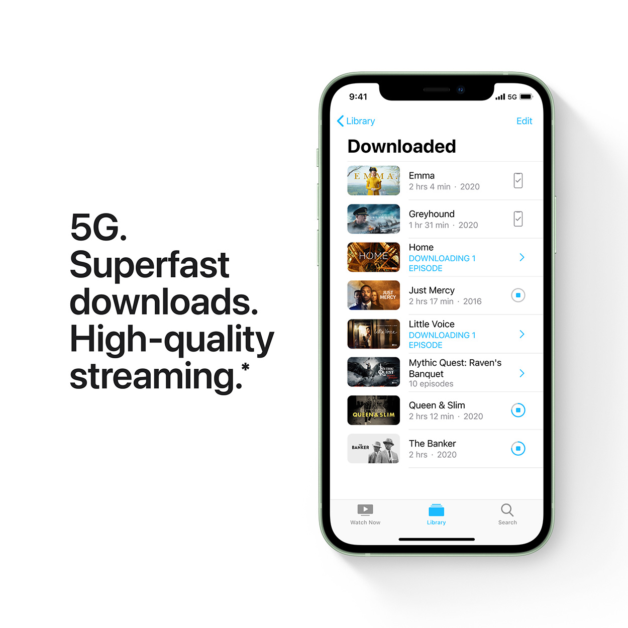 Groene iPhone met een lijst met gedownloade films en tv-programma's. Tekst links legt 5G-functies uit.